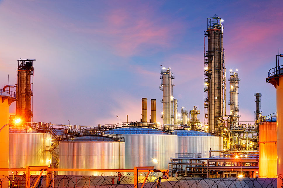 Planta petroquímica y refinería de oil & gas al atardecer